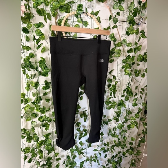 The North Face Cropped Black Stretch Active Outdoor Leggings - Picture 1 of 10